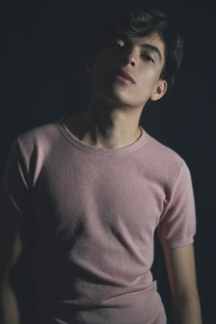 Facet w różowej koszuli – nowy trend czy kontrowersyjny wybór?