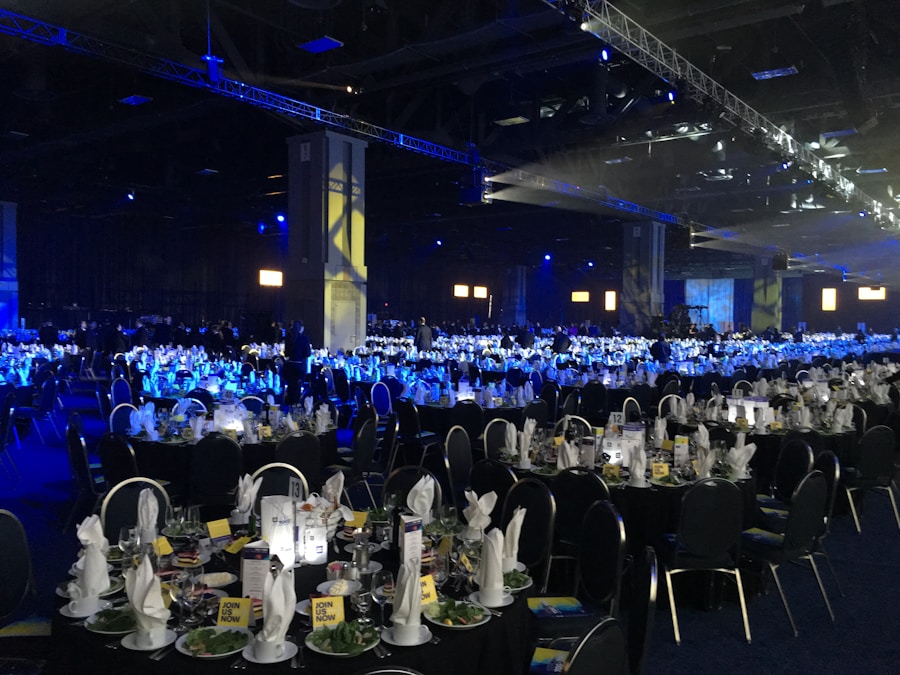 Jak wybrać idealny strój firmowy na imprezę