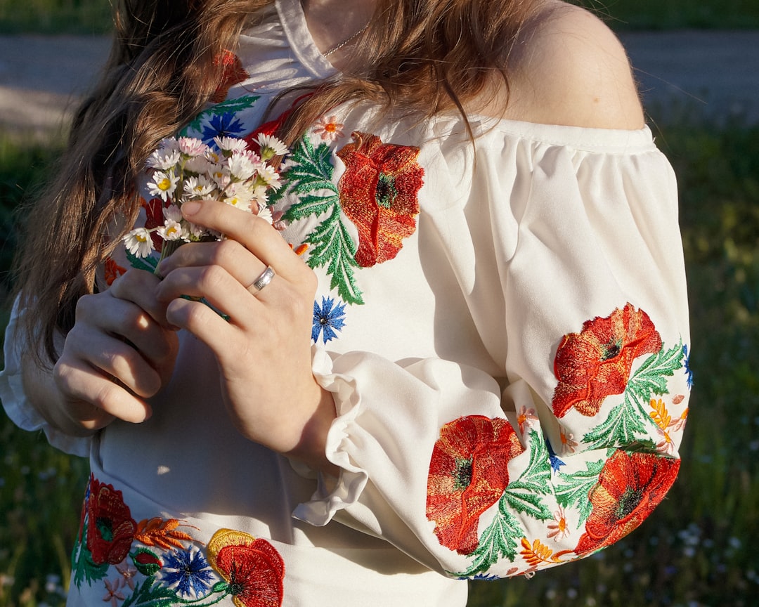 Jak nosić luźne bluzki z elegancją