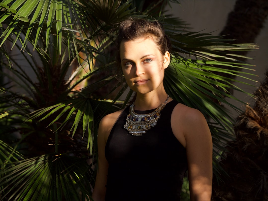 Jak dobrać marynarkę do czarnej sukienki?