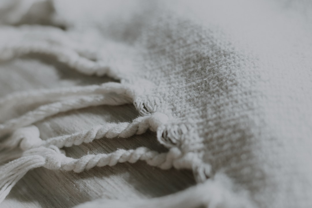 Jak zawiązać bandanę na nadgarstku: proste sposoby stylowego dodatku