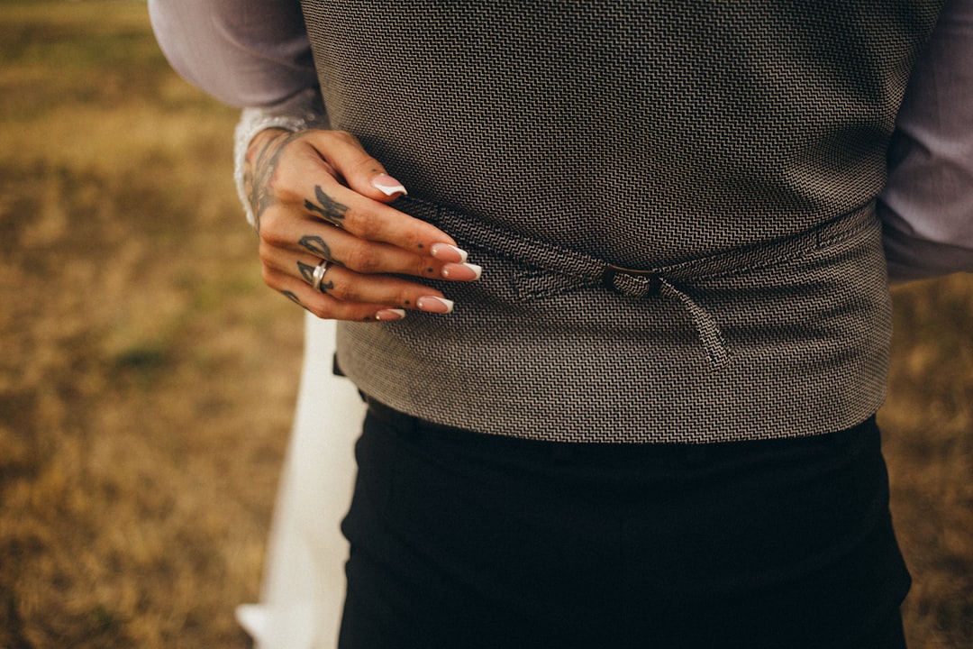 Sukienka dresowa – stylizacja na co dzień