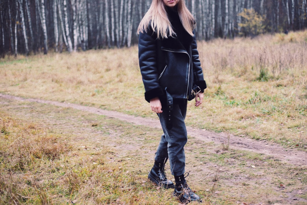 Czarne ramoneski – stylowe inspiracje