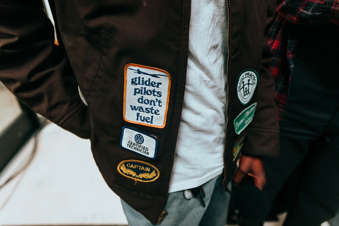 Jak ozdobić żakiet: pomysły na stylowe dodatki